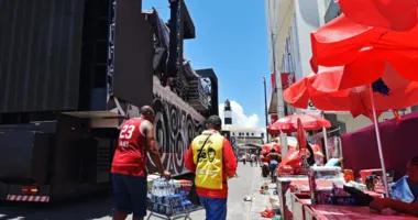 Imagem ilustrativa da imagem Adeus e estreia: ambulantes vivem emoções diferentes em 2026