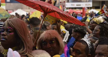 Imagem ilustrativa da imagem Carnaval com 50 conto? Ambulantes ensinam a se virar na folia