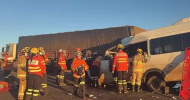 Imagem ilustrativa da imagem Acidente entre caminhão e van que saiu da Bahia deixa cinco mortos