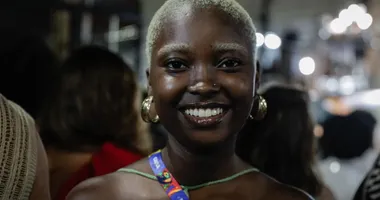 Imagem ilustrativa da imagem Turistas fogem da folia e lotam o Curuzú para ver o Ilê Aiyê