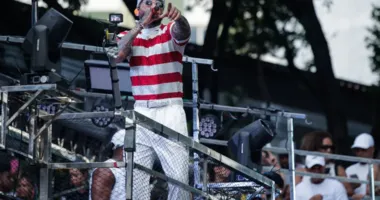 Imagem ilustrativa da imagem Vídeo: cadeirante 'surfa' no meio da galera em pipoca de Igor Kannário