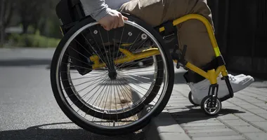 Imagem ilustrativa da imagem Após crime, cadeirante foge “pegando banguela” em caminhão de lixo