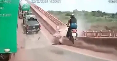 Imagem ilustrativa da imagem Assista o momento em que ponte desaba e deixa 14 mortos