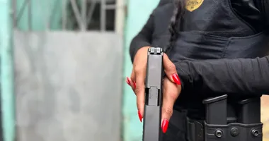 Imagem ilustrativa da imagem Mulher é presa por dopar homem em bar e roubar R$ 18 mil