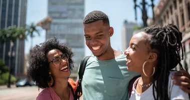 Imagem ilustrativa da imagem Bolsas de estudos de idiomas são oferecidas a pessoas negras