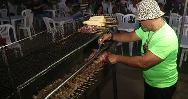 Imagem ilustrativa da imagem Churrasquinho faz sucesso e torna viaduto local de lazer