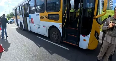 Imagem ilustrativa da imagem Com tiros, ônibus é interceptado após uso indevido de rodoviário