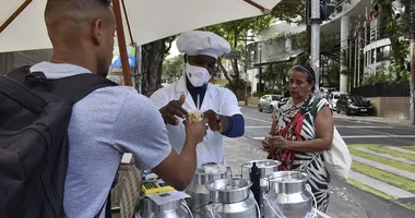 Imagem ilustrativa da imagem Da música ao mingau: pianista encontra sustento nas ruas de Salvador