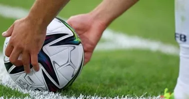 Imagem ilustrativa da imagem Domingo de eleição tem futebol: confira os jogos deste domingo (4)