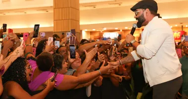 Imagem ilustrativa da imagem Em pocket show, Pablo leva arrocha para dentro de shopping