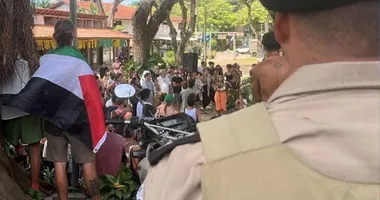 Imagem ilustrativa da imagem Estrangeiros são presos após confrontar a PM em protesto em Itacaré