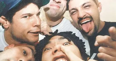 Imagem ilustrativa da imagem Famílias decidem cremar restos mortais dos Mamonas Assassinas