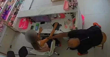 Imagem ilustrativa da imagem Foragido por violência doméstica invade loja e ameaça a ex com arma