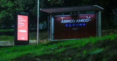 Imagem ilustrativa da imagem Ponto de ônibus de Salvador ganha sistema anti-roubo; veja como é