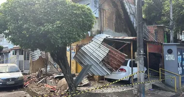 Imagem ilustrativa da imagem Homem fica ferido após queda de marquise na Ribeira