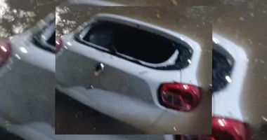 Imagem ilustrativa da imagem Motorista salva passageiros após carro ser engolido por alagamento