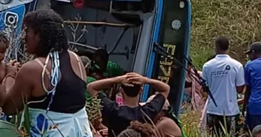 Imagem ilustrativa da imagem Ônibus com apoiadores de ACM Neto tomba e deixa feridos