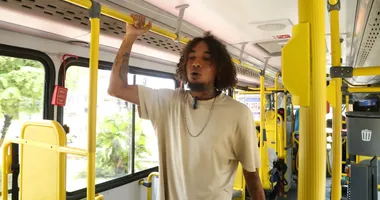 Imagem ilustrativa da imagem Poetas de rua resistem por amor às rimas e com apoio do povo