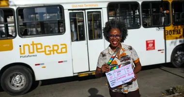 Imagem ilustrativa da imagem Rotina de passageiros de ônibus no Subúrbio vira filme em Salvador