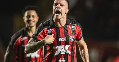 Imagem ilustrativa da imagem Com um gol em cada tempo, Vitória bate o Atlético Mineiro