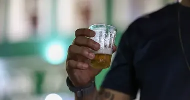 Imagem ilustrativa da imagem Vape bomba entre jovens na Bahia enquanto consumo de álcool cai