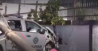 Imagem ilustrativa da imagem Viatura perde controle, derruba poste e atinge muro na Pituba