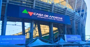 Imagem ilustrativa da imagem VÍDEO: Arena Fonte Nova retira letreiro da Casa de Apostas após MP das bets