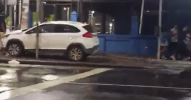 Imagem ilustrativa da imagem Vídeo: carro desgovernado atinge ponto de ônibus na Barra