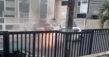 Imagem ilustrativa da imagem Vídeo: carro pega fogo no meio da rua em Brotas