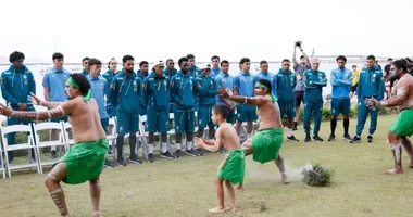 Imagem ilustrativa da imagem Vídeo: jogadores do Brasil seguram risada em cerimônia de nativos