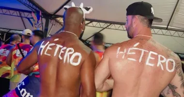 Imagem ilustrativa da imagem Vídeo: jovens lançam nova fantasia para paquerar em festa carnavalesca