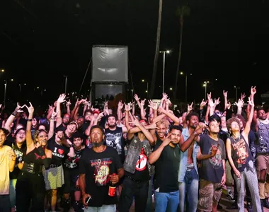 Público fiel compareceu em peso no Palco do Rock