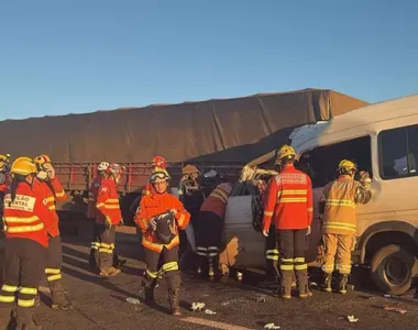 Van e caminhão envolvidos no acidente