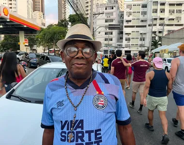 João Carlos, conhecido como “Conhaque”, é taxista há 35 anos