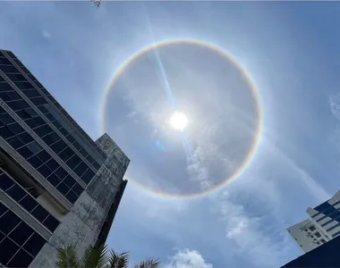 Fenômeno visto no céu, nesta sexta-feira (25), é conhecido como halo solar