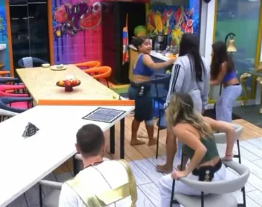 Milena jogou barata em Chaiany e Samira