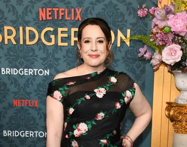 Autora dos livros que inspirou a série da Netflix é o grande destaque deste sábado na Bienal