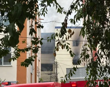 Prédio é consumido por incêndio, no Stiep, em Salvador