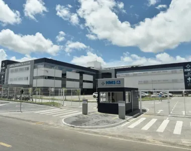 Carro roubado que levou o homem baleado foi encontrado no estacionamento