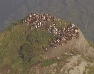 Turistas ficam ilhados no alto do Morro Dois Irmãos durante operação policial