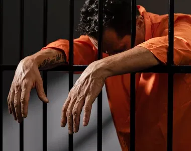 Casos de criminosos ordenando crimes de dentro do presídio ascendem alerta