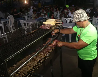 Churrasquinhos sendo assados