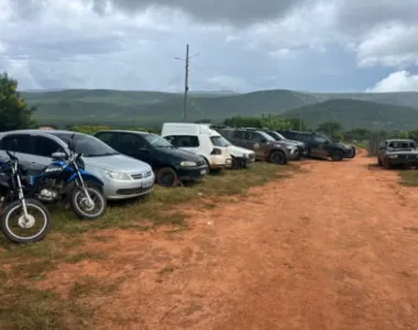 Suspeitos chegaram em dez carros para atacar os policiais