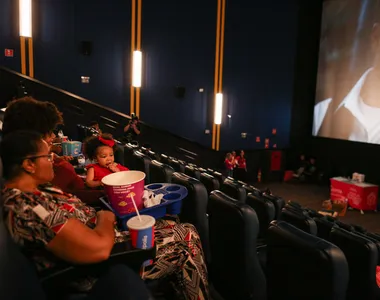 SALVADOR
Presente nas principais cidades brasileiras, o CineMaterna chega em Lauro de Freitas com sessões de cinema mensais especialmente adaptadas para mães com bebês de até 18 meses. O CineMaterna é uma associação sem fins lucrativos criada por mães, em São Paulo, no ano de 2008.
Foto: Raphael Muller / Ag. A TARDE
Data: 12/08/2025