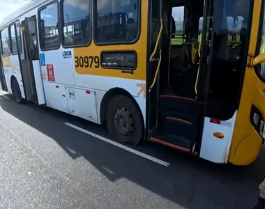 Ônibus foi interceptado na Paralela, em Salvador