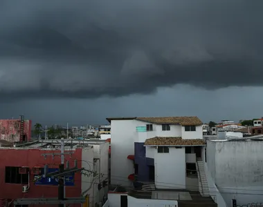 Segundo o Climatempo, a semana terá muitas nuvens

ÀS PORTAS DO VERÃO BAIANO, SALVADOR TEM PREVISÃO DE CHUVA QUE ANTECEDE A ESTAÇÃO MAIS ESPERADA DO ANO 

Na foto: céu carregado de chuva na orla do bairro de Itapuã. 

Foto:Denisse Salazar /AG. A TARDE
Data: 20/12/2023