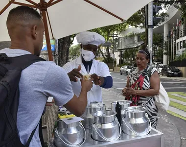 Luciano Neves, do Mingau do Lu, empreende nas ruas de Salvador