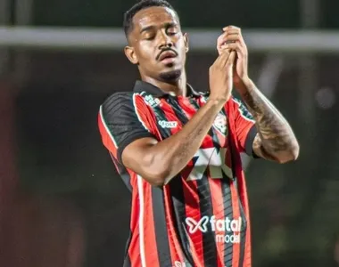 Edu, zagueiro do Vitória, em atuação