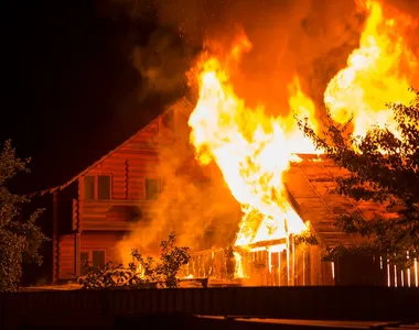 Idoso tacou fogo na casa de vizinhos