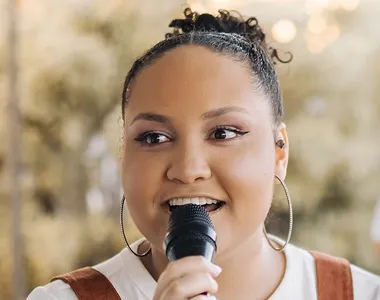 Artista estava em brinquedo que descarrilou